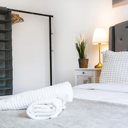 Cozy Townhouse In The Heart Of Greater Manchester Villa Kültér fotó