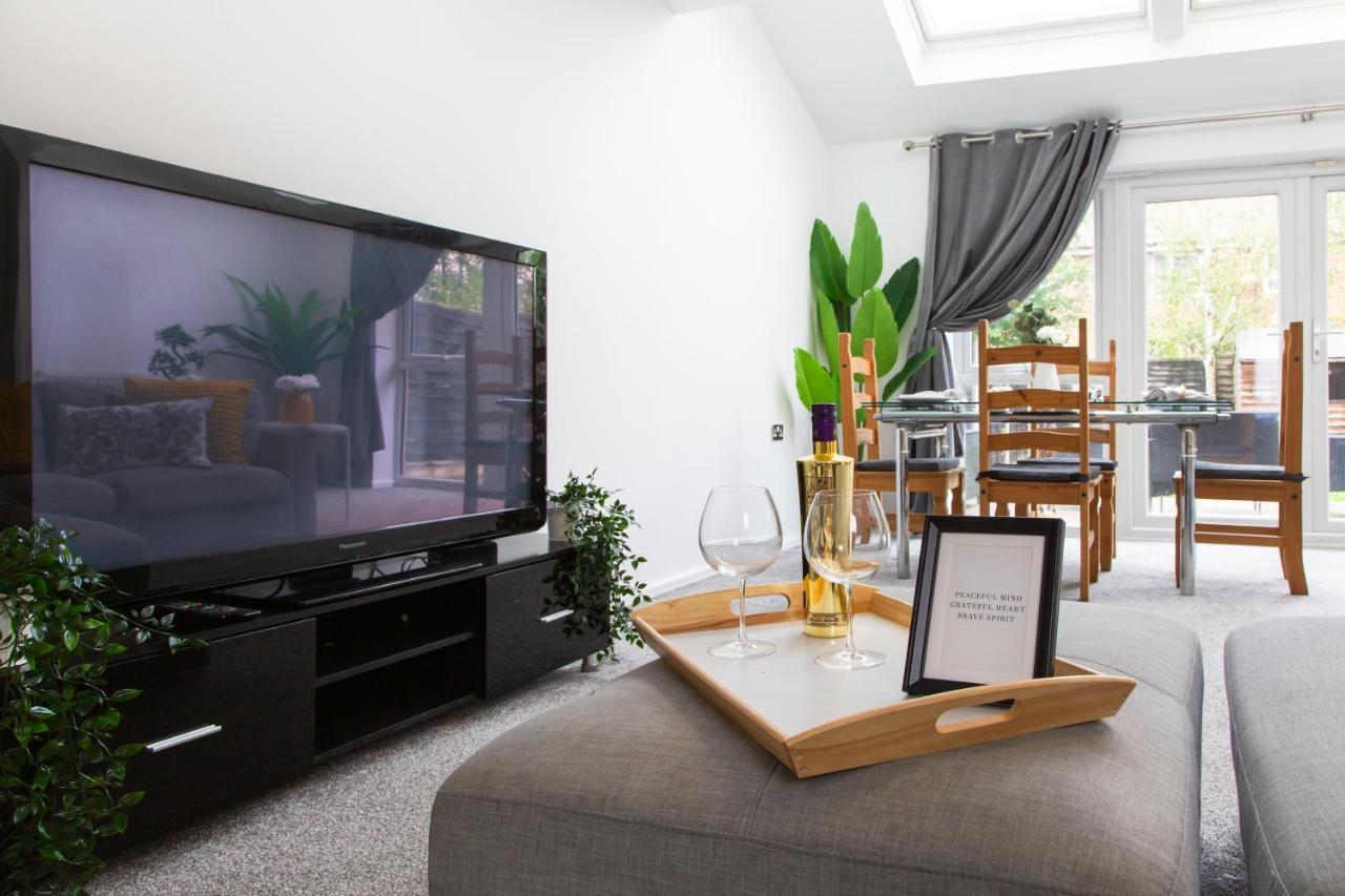 Cozy Townhouse In The Heart Of Greater Manchester Villa Kültér fotó